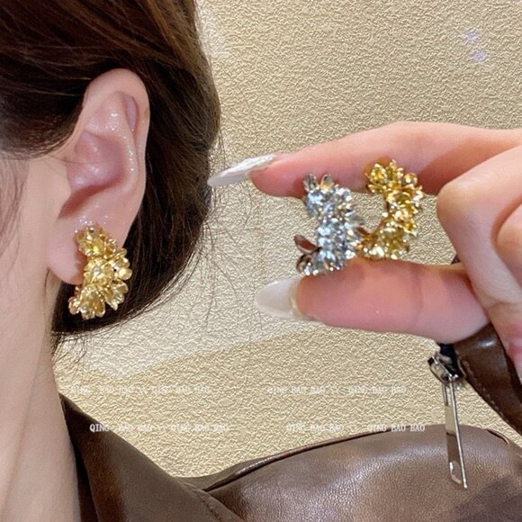 Vintage Metal C Hoop Flower Earrings - Picture 5 of 5